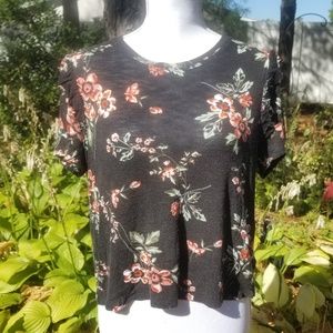 Lightweight floral top w/ minimal sleeve ruffle